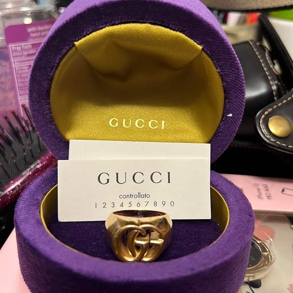 This iconic Gucci Double G signet ring in brilliant 18K yellow gold